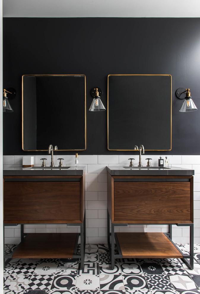 トロントにあるコンテンポラリースタイルのおしゃれな浴室 (濃色木目調キャビネット、モノトーンのタイル、白いタイル、黒い壁、サブウェイタイル、フラットパネル扉のキャビネット) の写真