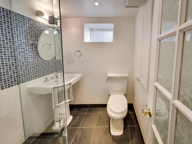 Foto de cuarto de baño clásico renovado de tamaño medio con ducha esquinera, sanitario de dos piezas, paredes blancas, suelo de baldosas de porcelana, aseo y ducha y lavabo con pedestal