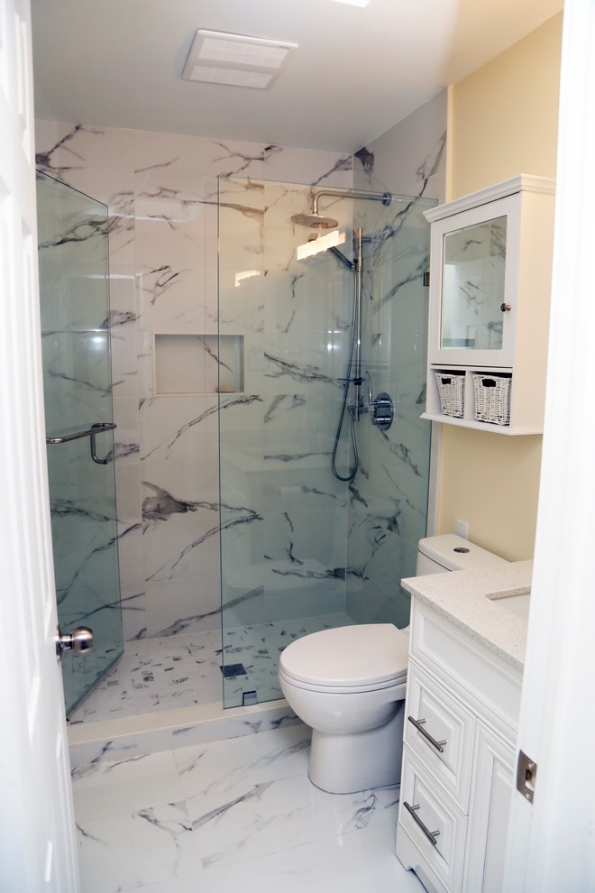 Exempel på ett mellanstort klassiskt badrum med dusch, med luckor med upphöjd panel, vita skåp, en hörndusch, en toalettstol med separat cisternkåpa, beige väggar, marmorgolv, ett undermonterad handfat, bänkskiva i kvarts, vitt golv och dusch med gångjärnsdörr