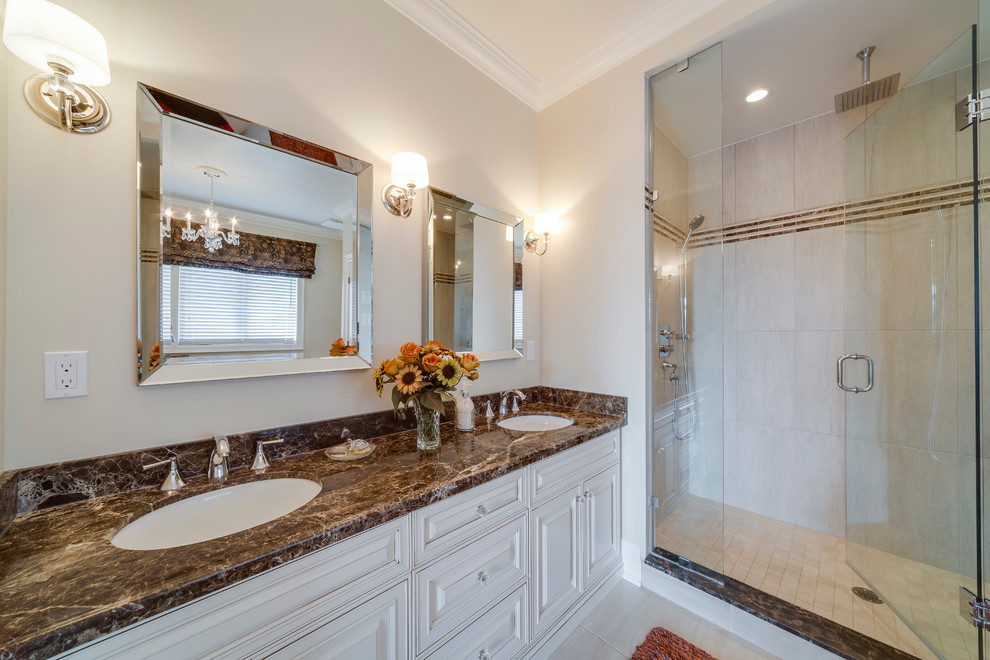 Immagine di una stanza da bagno classica con piastrelle in gres porcellanato