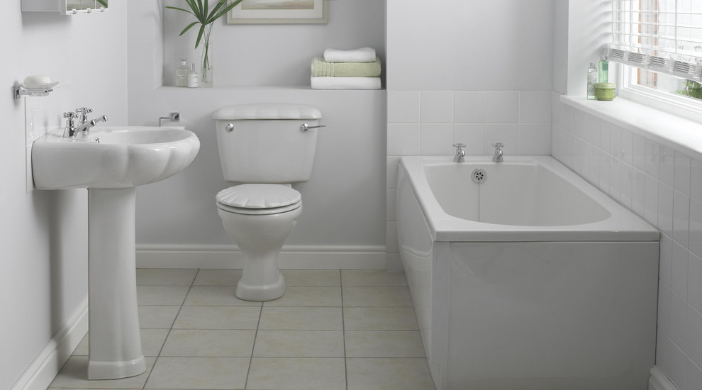 Foto de cuarto de baño contemporáneo pequeño con lavabo suspendido, bañera encastrada, sanitario de una pieza, baldosas y/o azulejos blancos, paredes blancas y suelo de linóleo
