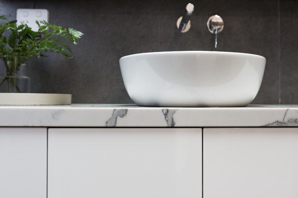 Inspiration för ett mellanstort funkis en-suite badrum, med vita skåp, grå kakel, mosaik, grå väggar, klinkergolv i keramik, ett fristående handfat, marmorbänkskiva, grått golv och dusch med gångjärnsdörr