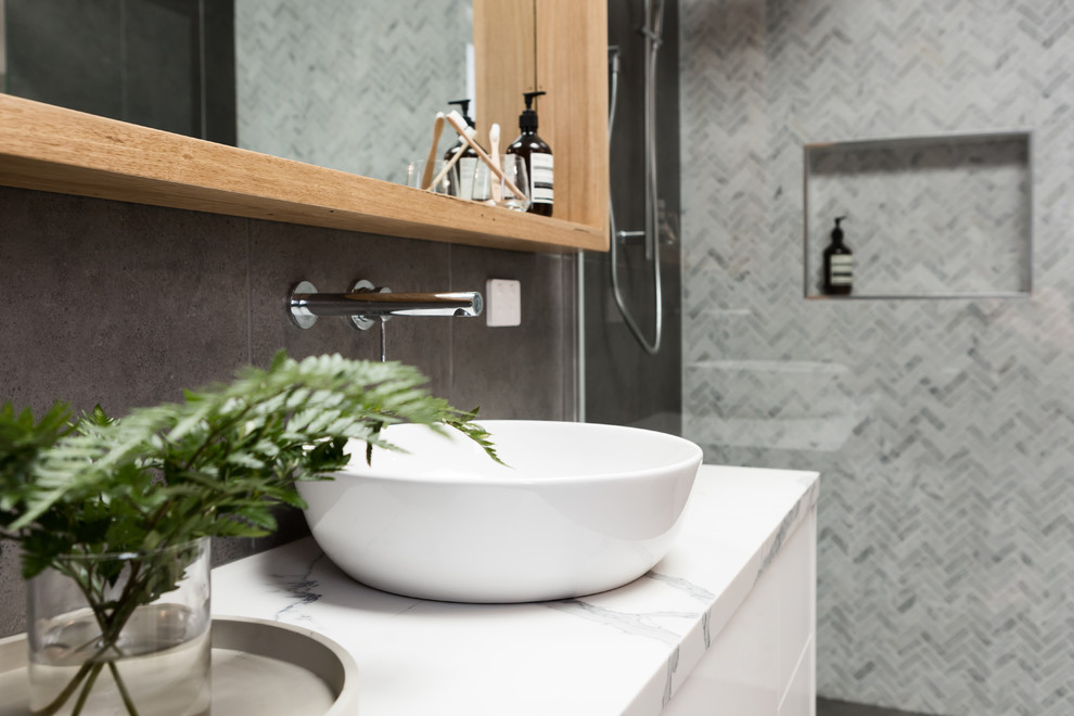 Inredning av ett modernt mellanstort en-suite badrum, med vita skåp, grå kakel, mosaik, grå väggar, klinkergolv i keramik, ett fristående handfat, marmorbänkskiva, grått golv och dusch med gångjärnsdörr