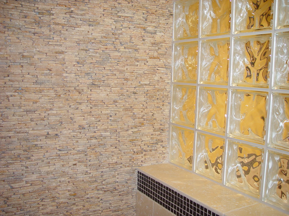 На фото: большая главная ванная комната в стиле фьюжн с фасадами в стиле шейкер, темными деревянными фасадами, японской ванной, душем в нише, унитазом-моноблоком, черной плиткой, синей плиткой, стеклянной плиткой, желтыми стенами, полом из керамической плитки, врезной раковиной и столешницей из гранита с