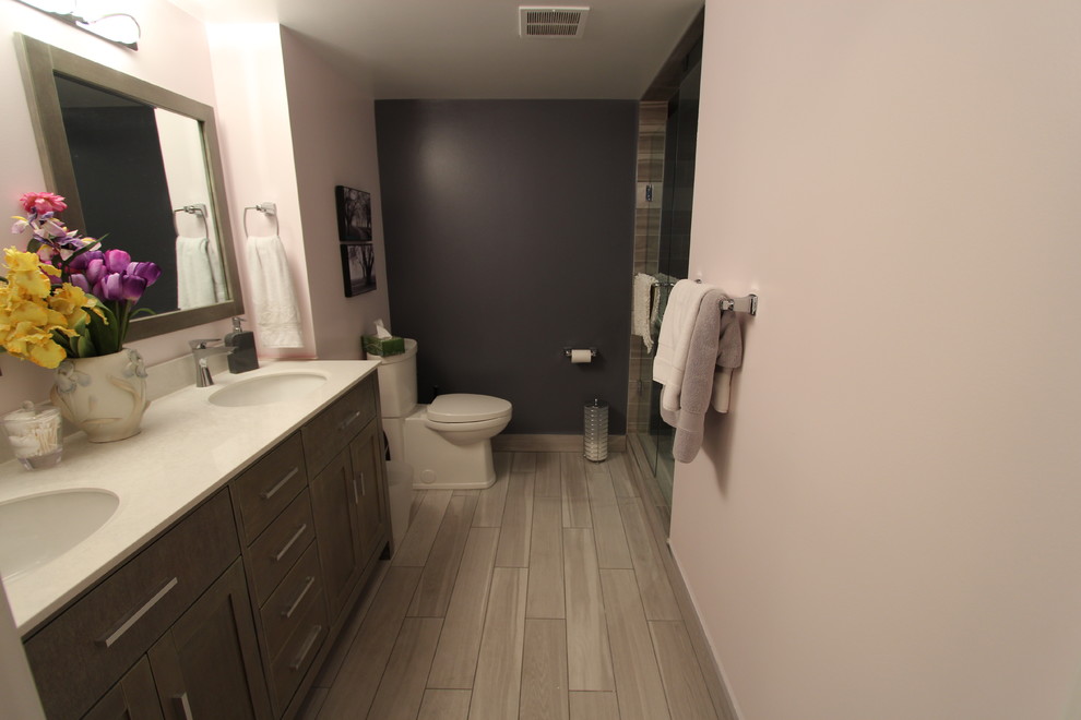 Стильный дизайн: главная ванная комната среднего размера в классическом стиле с фасадами в стиле шейкер, душем в нише, унитазом-моноблоком, розовыми стенами, врезной раковиной, столешницей из кварцита, серыми фасадами и светлым паркетным полом - последний тренд