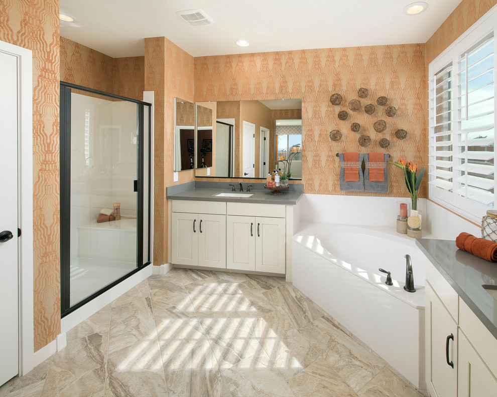 Идея дизайна: ванная комната в стиле неоклассика (современная классика) с полновстраиваемой ванной и серой столешницей