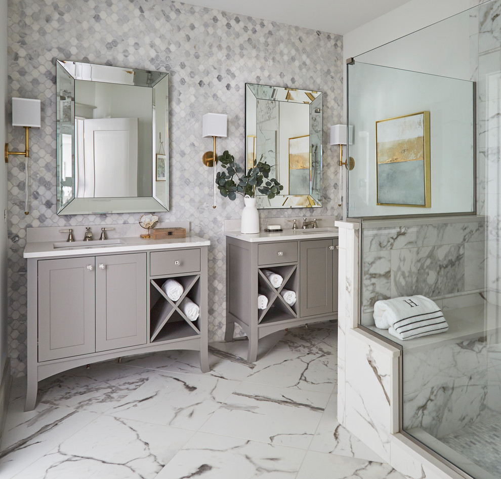 Maritim inredning av ett vit vitt en-suite badrum, med grå skåp, grå kakel, vit kakel, vita väggar, ett undermonterad handfat, vitt golv, marmorkakel och skåp i shakerstil