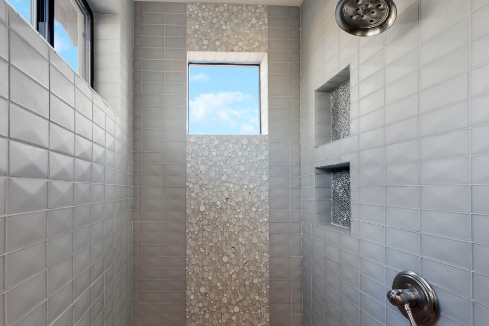 Foto de cuarto de baño minimalista con encimeras grises