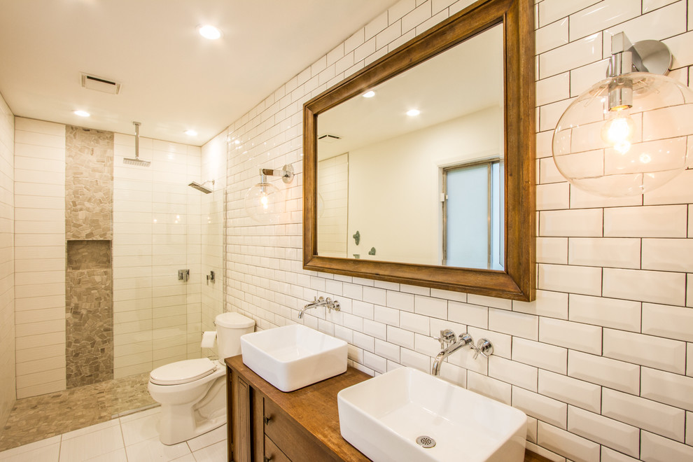 Стильный дизайн: главная ванная комната среднего размера в стиле ретро с фасадами островного типа, светлыми деревянными фасадами, открытым душем, белой плиткой, плиткой кабанчик, полом из керамической плитки и настольной раковиной - последний тренд