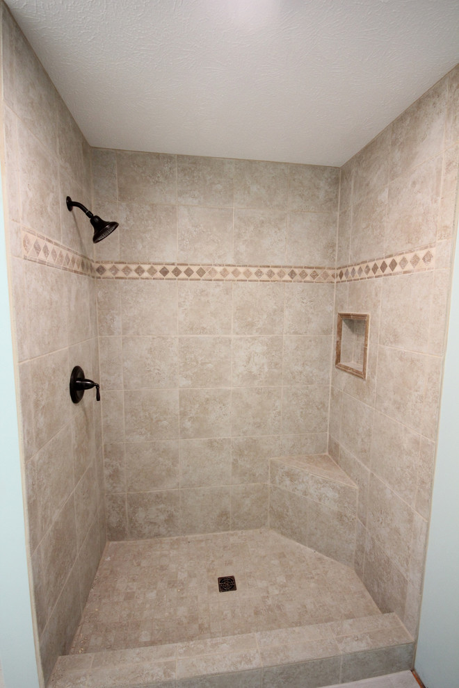 Foto di una stanza da bagno padronale classica di medie dimensioni con lavabo sottopiano, ante con bugna sagomata, ante bianche, top in granito, vasca ad alcova, vasca/doccia, WC a due pezzi e pareti blu