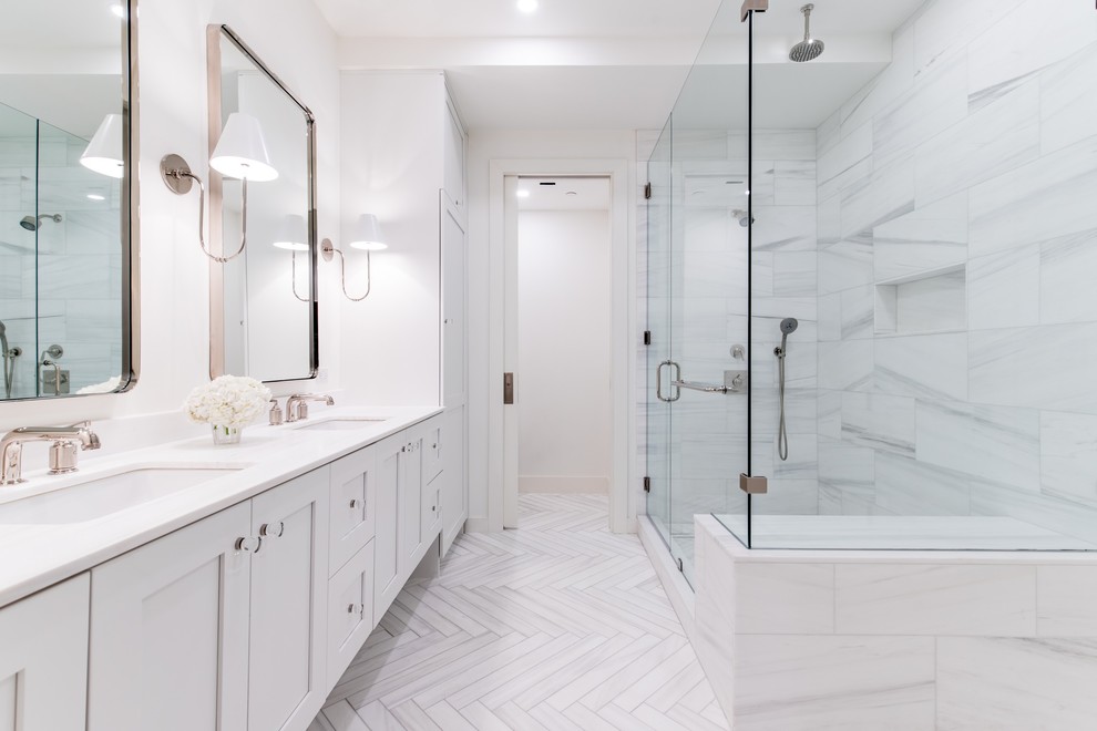 Diseño de cuarto de baño principal tradicional renovado con ducha esquinera, baldosas y/o azulejos de mármol, paredes blancas, suelo de mármol, suelo blanco y ducha con puerta con bisagras