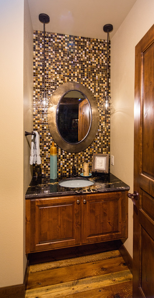 Foto di una piccola stanza da bagno contemporanea con ante con bugna sagomata, ante in legno bruno, pareti beige, parquet scuro, lavabo sottopiano e top in granito