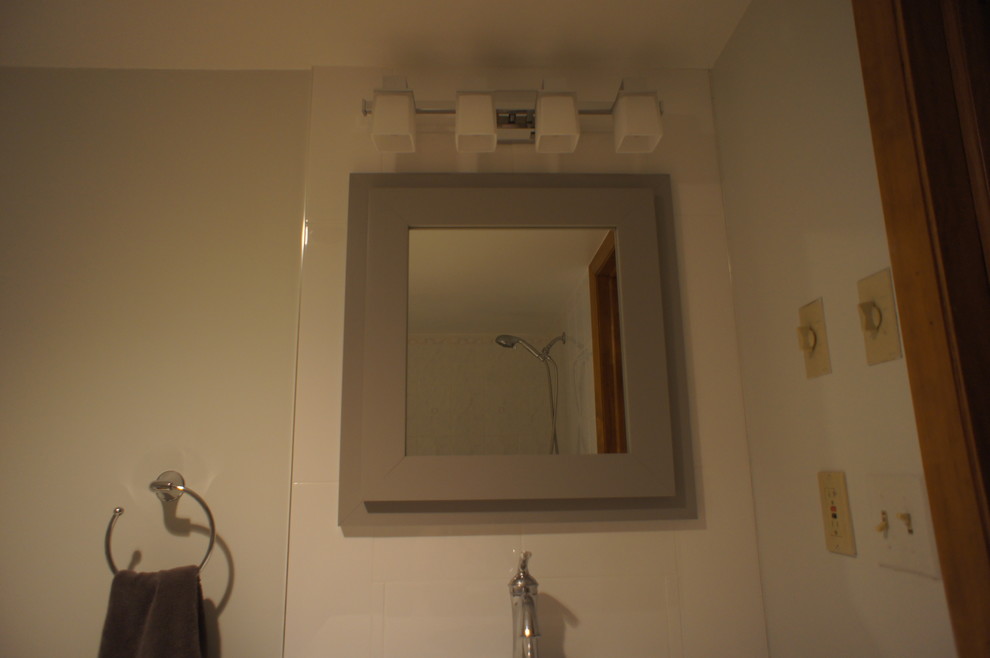 Ejemplo de cuarto de baño clásico renovado pequeño con armarios estilo shaker, puertas de armario grises, baldosas y/o azulejos blancos, baldosas y/o azulejos de cerámica, paredes grises, lavabo bajoencimera y encimera de cuarzo compacto