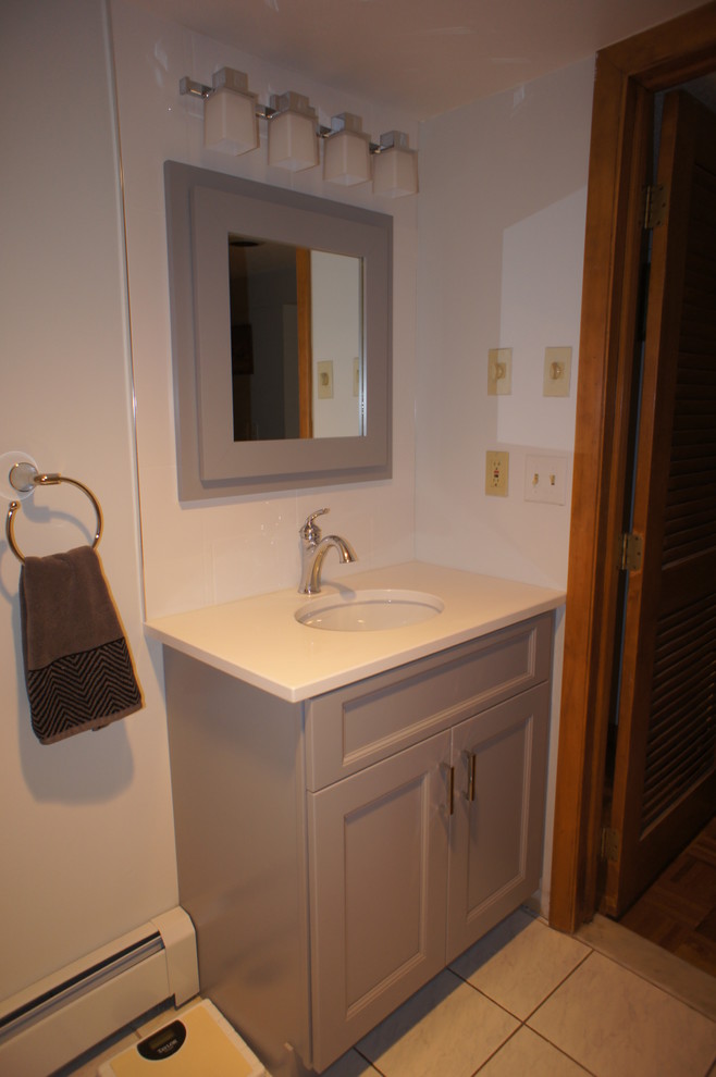Diseño de cuarto de baño tradicional renovado pequeño con armarios estilo shaker, puertas de armario grises, baldosas y/o azulejos blancos, baldosas y/o azulejos de cerámica, paredes grises, lavabo bajoencimera y encimera de cuarzo compacto