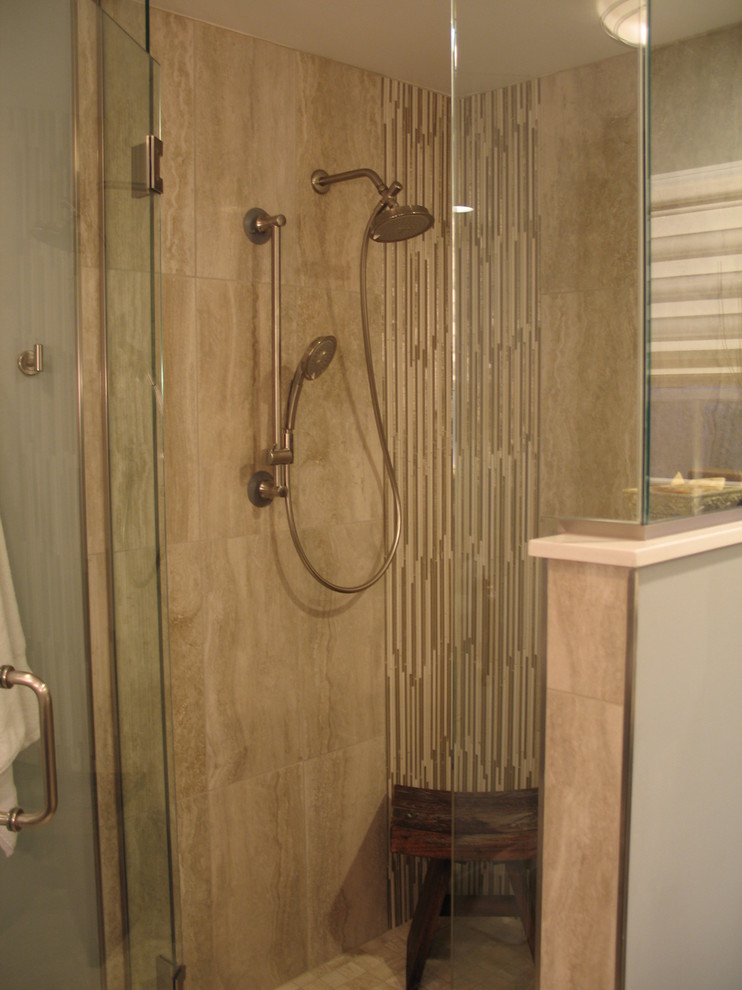 Idées déco pour une salle de bain principale classique de taille moyenne avec un placard à porte shaker.