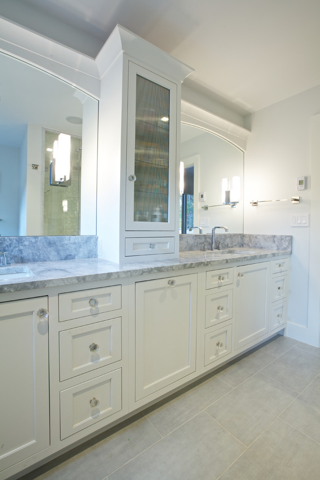 Diseño de cuarto de baño principal clásico renovado de tamaño medio con armarios estilo shaker, puertas de armario blancas, ducha empotrada, paredes blancas, suelo de baldosas de cerámica, lavabo bajoencimera y encimera de mármol
