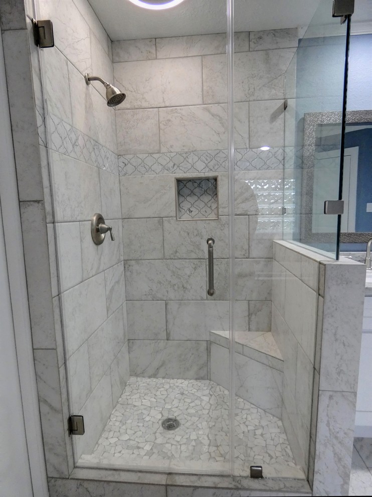 Пример оригинального дизайна: большая главная ванная комната в стиле неоклассика (современная классика) с фасадами в стиле шейкер, белыми фасадами, накладной ванной, угловым душем, раздельным унитазом, серой плиткой, керамогранитной плиткой, синими стенами, полом из керамогранита, врезной раковиной, мраморной столешницей, серым полом, душем с распашными дверями и серой столешницей