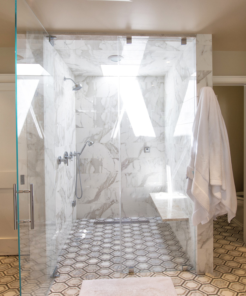 Foto på ett stort vintage beige en-suite badrum, med släta luckor, beige skåp, en kantlös dusch, grå kakel, vit kakel, marmorkakel, grå väggar, ett undermonterad handfat, marmorbänkskiva, flerfärgat golv och dusch med gångjärnsdörr