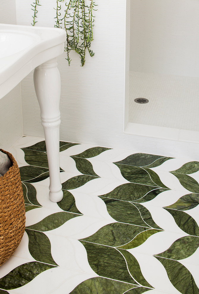 Diseño de cuarto de baño principal clásico renovado con lavabo con pedestal, ducha abierta, baldosas y/o azulejos blancos y suelo de mármol