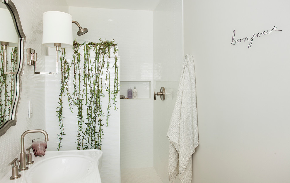 Foto på ett vintage en-suite badrum, med ett piedestal handfat, en öppen dusch, vit kakel och marmorgolv