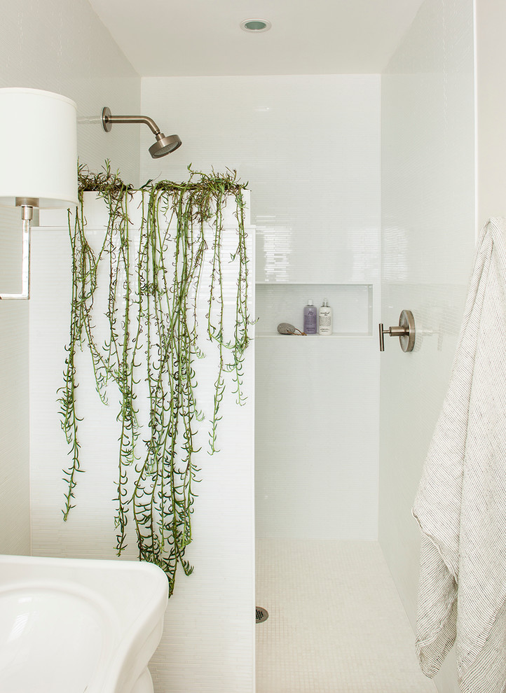 Idee per una stanza da bagno padronale classica con lavabo a colonna, doccia aperta, piastrelle bianche e pavimento in marmo