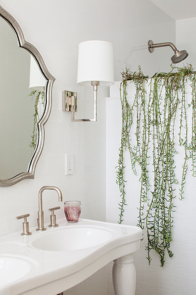Inspiration för ett vintage en-suite badrum, med ett piedestal handfat, en öppen dusch, vit kakel och marmorgolv