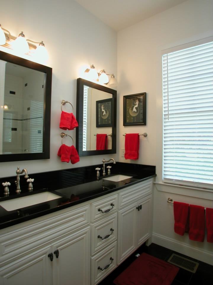 Immagine di una stanza da bagno padronale vittoriana di medie dimensioni con lavabo sottopiano, ante con riquadro incassato, ante bianche, top in granito, pareti beige e parquet scuro