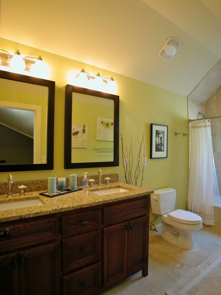 Inspiration pour une salle de bain victorienne en bois foncé de taille moyenne avec un lavabo encastré, un placard avec porte à panneau encastré, un plan de toilette en granite, une baignoire posée, WC séparés, un carrelage beige, des carreaux de porcelaine, un mur jaune et un sol en travertin.