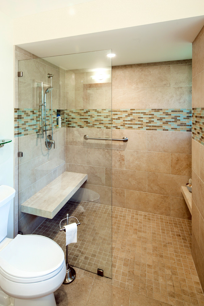 Immagine di una stanza da bagno padronale minimal di medie dimensioni con doccia aperta, WC a due pezzi, piastrelle di vetro, pareti beige e pavimento in gres porcellanato