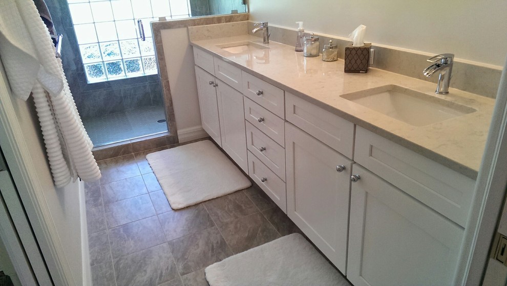 Bild på ett mellanstort funkis en-suite badrum, med ett undermonterad handfat, skåp i shakerstil, grå skåp, bänkskiva i kvarts, grå kakel, porslinskakel, grå väggar och klinkergolv i porslin