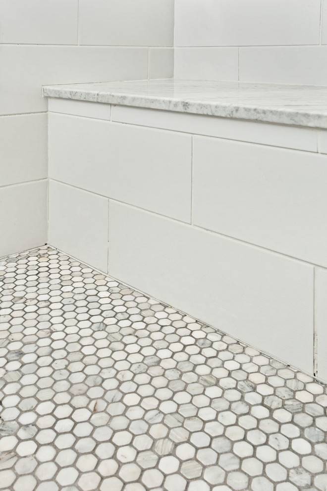 Imagen de cuarto de baño principal tradicional con ducha doble, suelo con mosaicos de baldosas, baldosas y/o azulejos blancos y baldosas y/o azulejos de cerámica