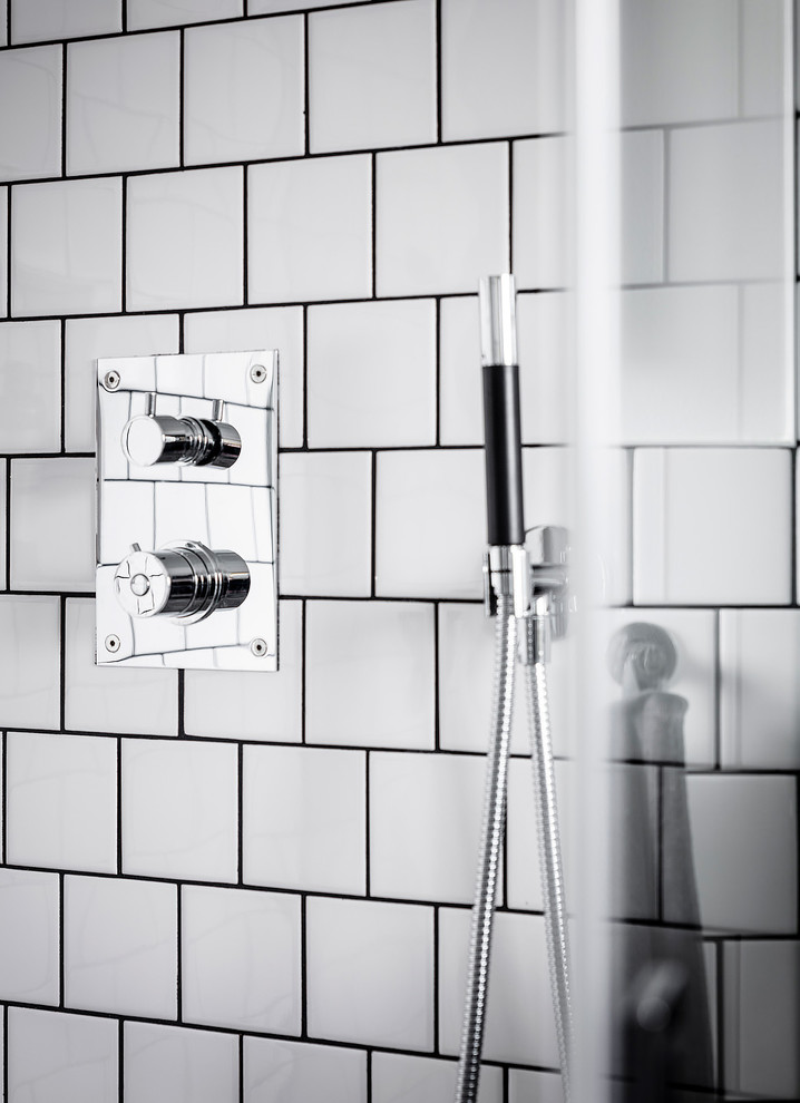 Inredning av ett nordiskt stort svart svart en-suite badrum, med möbel-liknande, skåp i mörkt trä, en öppen dusch, en vägghängd toalettstol, vit kakel, keramikplattor, vita väggar, cementgolv, granitbänkskiva, flerfärgat golv och med dusch som är öppen
