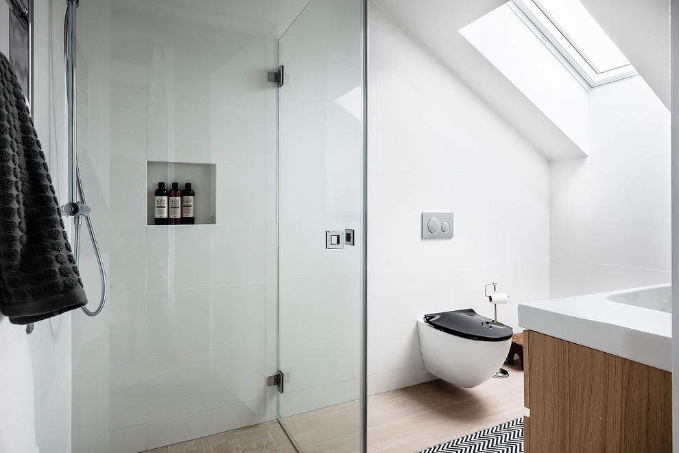 Skandinavisk inredning av ett mellanstort badrum, med skåp i ljust trä, en öppen dusch, keramikplattor, klinkergolv i keramik, beiget golv och med dusch som är öppen