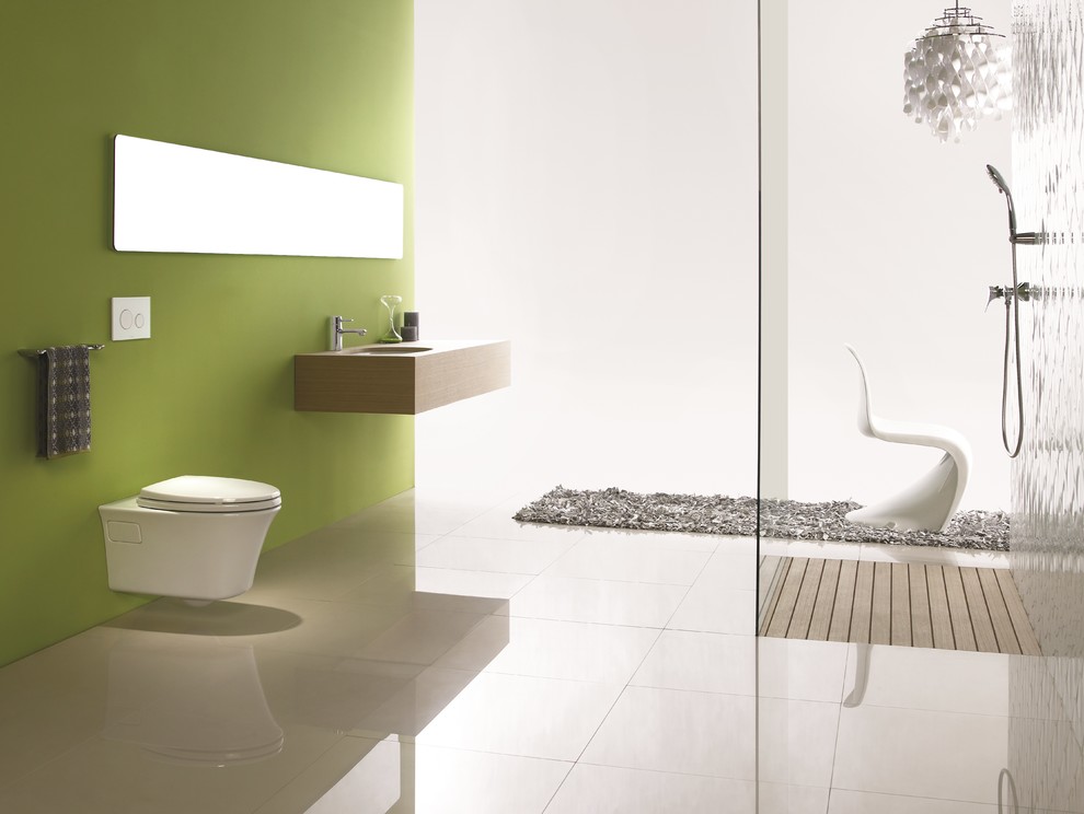 Idée de décoration pour une grande salle de bain design avec une douche ouverte, un bidet, un mur vert et un sol en carrelage de céramique.