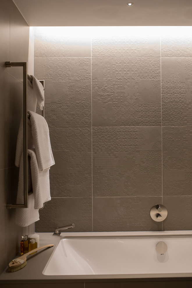 Пример оригинального дизайна: детская ванная комната среднего размера в стиле модернизм с фасадами с выступающей филенкой, накладной ванной, душевой комнатой, инсталляцией, зеленой плиткой, керамической плиткой, серыми стенами, полом из керамической плитки, подвесной раковиной, бежевым полом и душем с распашными дверями