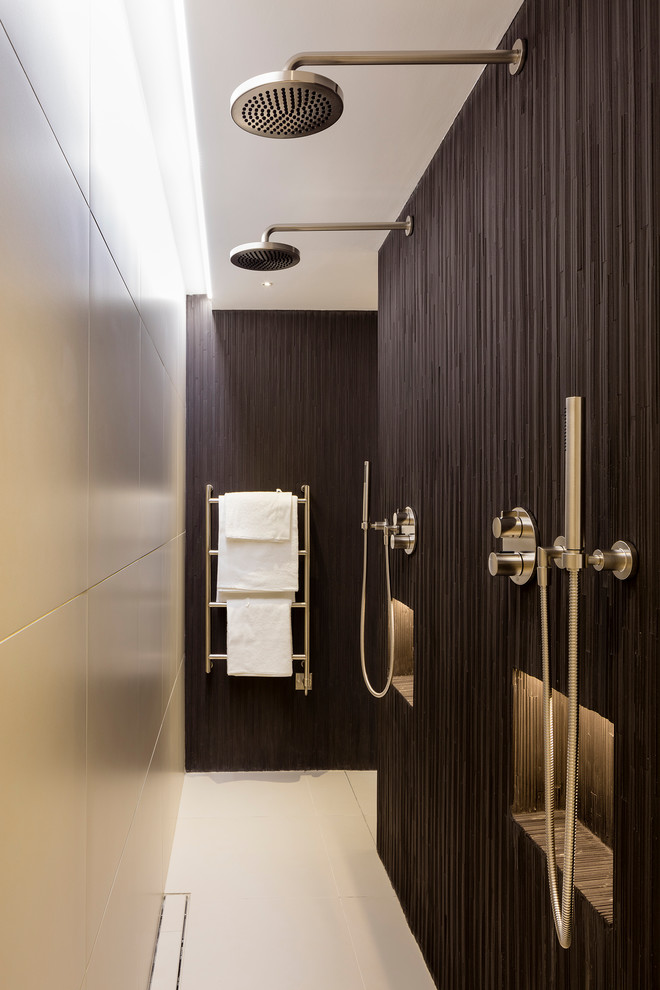 На фото: огромная главная ванная комната в стиле модернизм с отдельно стоящей ванной, душевой комнатой, инсталляцией, черной плиткой, плиткой мозаикой, бежевыми стенами, полом из керамической плитки, подвесной раковиной, бежевым полом и открытым душем с