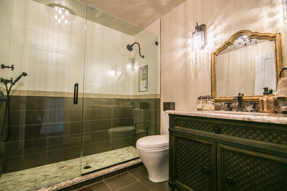 Cette image montre une grande salle de bain traditionnelle en bois brun avec un placard en trompe-l'oeil, un carrelage marron, un mur beige, un sol en carrelage de porcelaine, un lavabo encastré et un plan de toilette en granite.