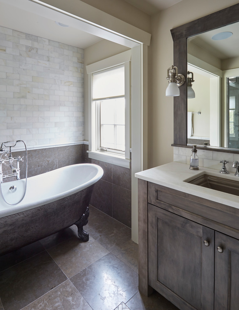 Bild på ett stort vintage vit vitt en-suite badrum, med släta luckor, grå skåp, ett badkar med tassar, våtrum, vit kakel, marmorkakel, beige väggar, tegelgolv, ett undermonterad handfat, flerfärgat golv och dusch med gångjärnsdörr
