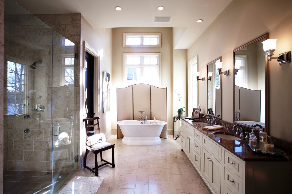Свежая идея для дизайна: ванная комната в классическом стиле с отдельно стоящей ванной - отличное фото интерьера