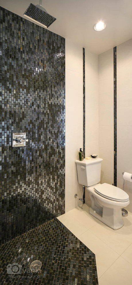 Idéer för mellanstora funkis en-suite badrum, med en kantlös dusch, en toalettstol med hel cisternkåpa och svart kakel