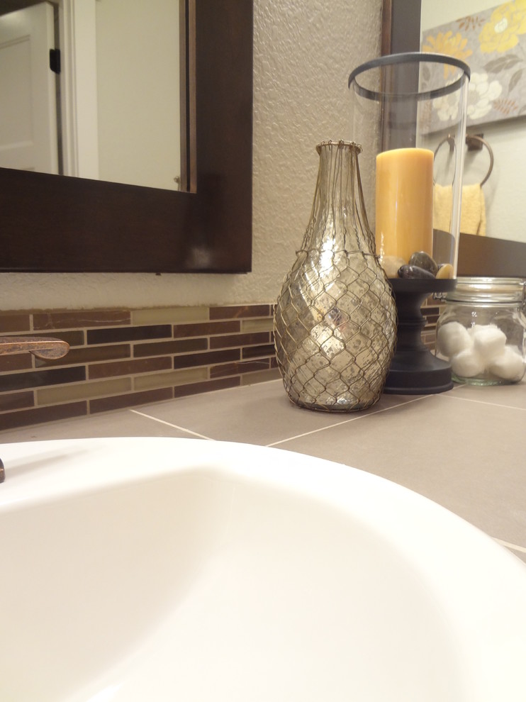 Foto di una stanza da bagno con doccia tradizionale di medie dimensioni con ante in stile shaker, ante in legno bruno, piastrelle beige, piastrelle a listelli, pareti beige, pavimento in gres porcellanato, lavabo da incasso e top piastrellato