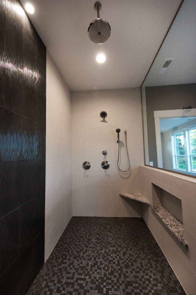 Идея дизайна: большая главная ванная комната в классическом стиле с фасадами в стиле шейкер, темными деревянными фасадами, отдельно стоящей ванной, душем в нише, раздельным унитазом, белой плиткой, керамогранитной плиткой, серыми стенами, полом из керамогранита, накладной раковиной и столешницей из плитки