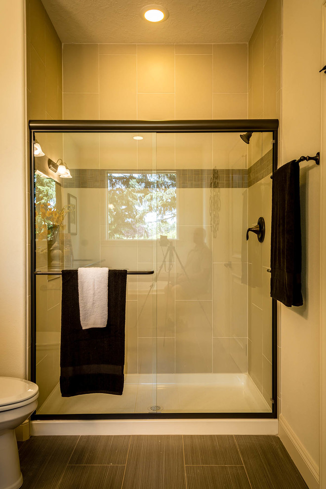 Idées déco pour une douche en alcôve principale classique en bois clair de taille moyenne avec un placard avec porte à panneau surélevé, une baignoire posée, WC séparés, un carrelage blanc, un carrelage métro, un mur blanc, un sol en carrelage de céramique, un lavabo encastré et un plan de toilette en granite.