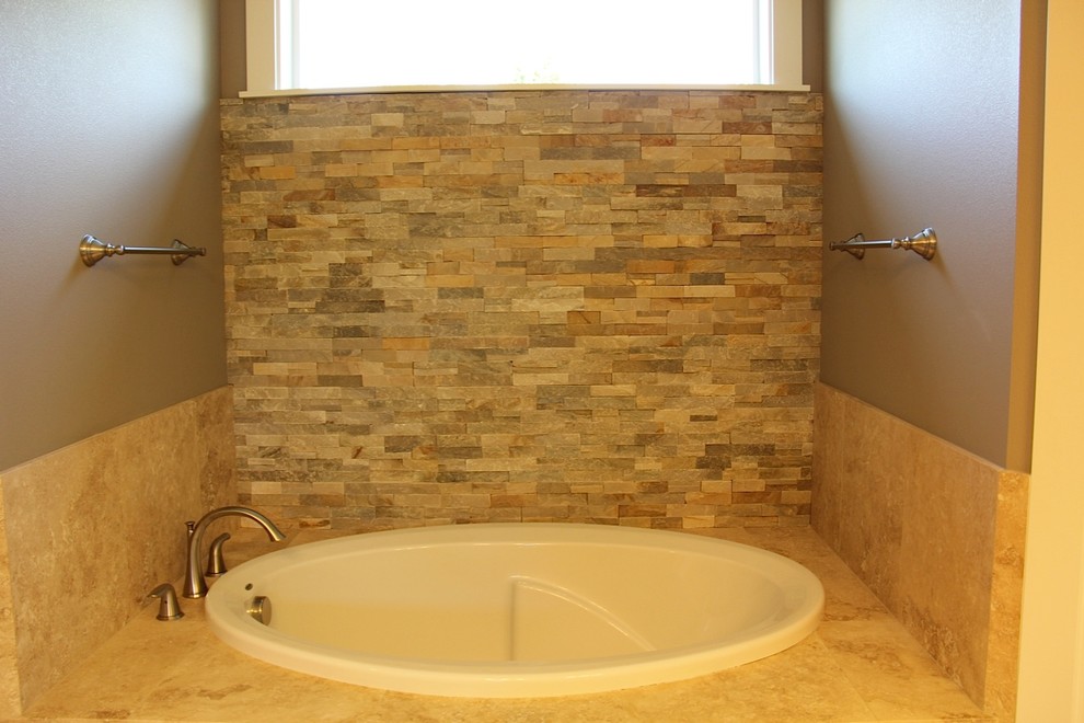 Inspiration för mellanstora klassiska en-suite badrum, med släta luckor, vita skåp, ett platsbyggt badkar, en dusch i en alkov, beige kakel, kakel i småsten, beige väggar, klinkergolv i keramik, ett undermonterad handfat och marmorbänkskiva