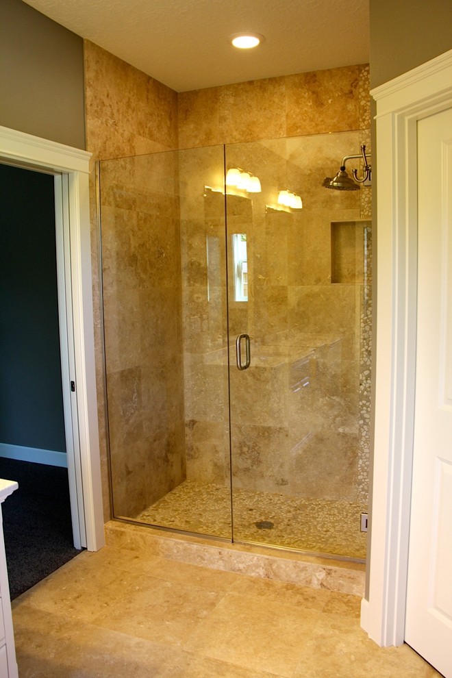 Idéer för ett mellanstort klassiskt en-suite badrum, med släta luckor, vita skåp, ett platsbyggt badkar, en dusch i en alkov, beige kakel, kakel i småsten, beige väggar, klinkergolv i keramik, ett undermonterad handfat och marmorbänkskiva