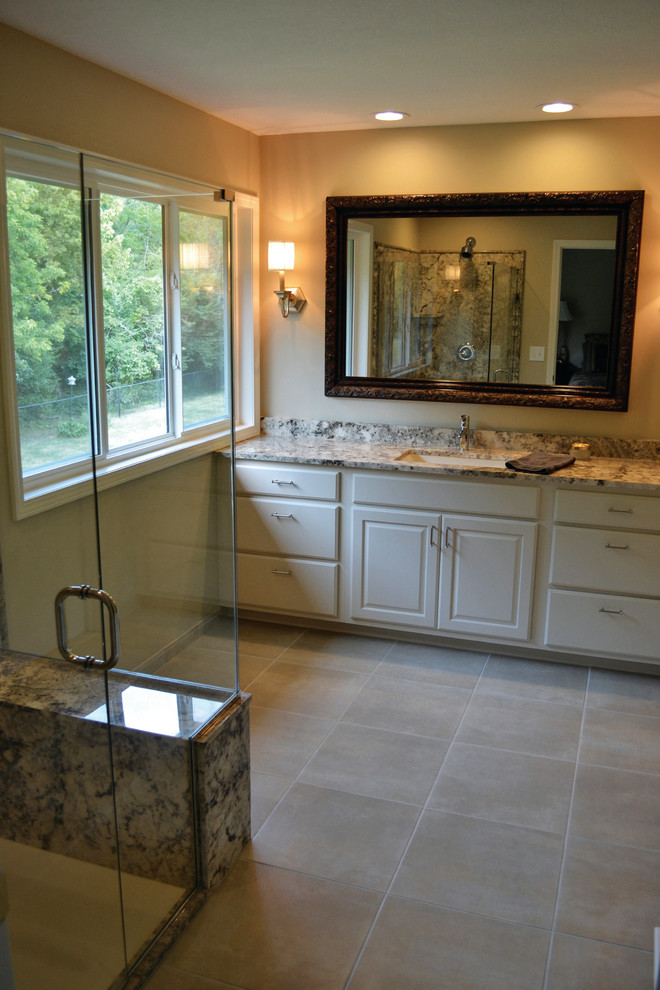 Стильный дизайн: ванная комната в классическом стиле с врезной раковиной - последний тренд