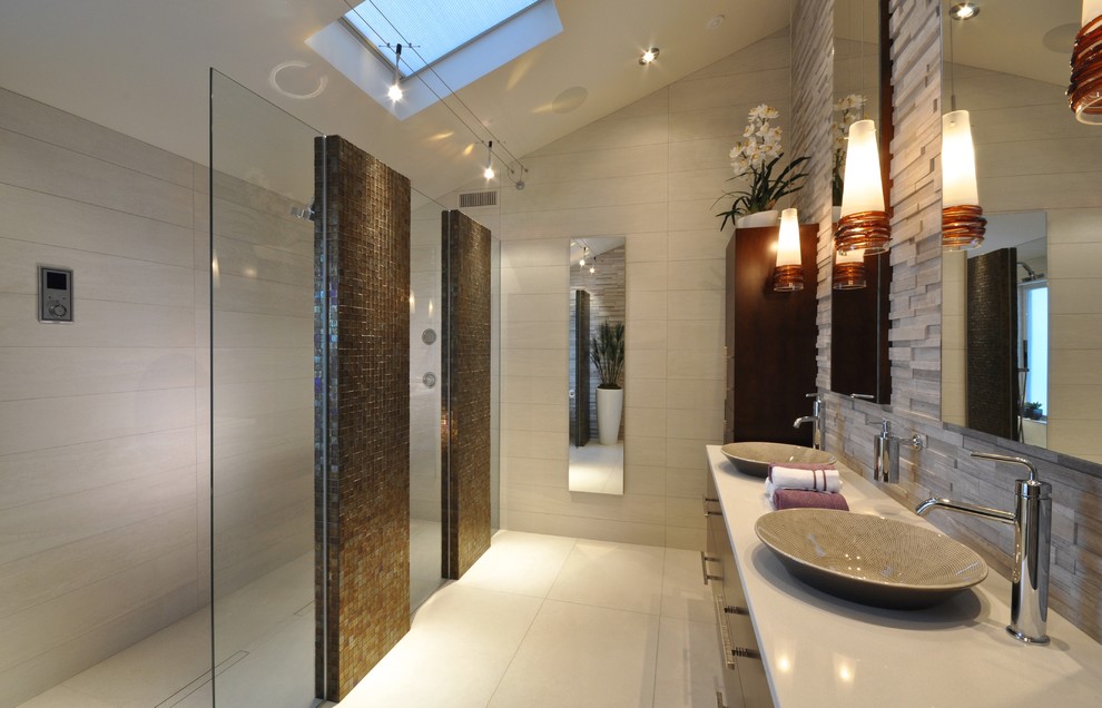Стильный дизайн: главная ванная комната в современном стиле с настольной раковиной, душем без бортиков, бежевой плиткой, керамической плиткой, бежевыми стенами и полом из керамической плитки - последний тренд