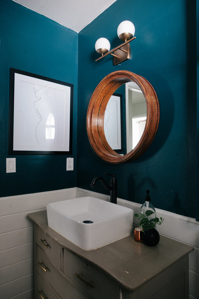Klassisches Badezimmer mit verzierten Schränken, blauer Wandfarbe, Vinylboden, Aufsatzwaschbecken und Quarzwerkstein-Waschtisch in Orlando