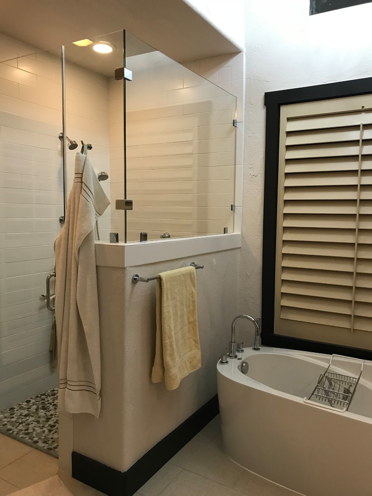 Ejemplo de cuarto de baño principal tradicional renovado de tamaño medio con ducha esquinera, baldosas y/o azulejos beige, paredes beige, suelo de baldosas de porcelana y ducha con puerta con bisagras