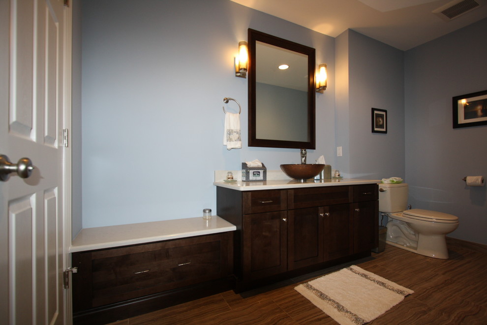 Foto de cuarto de baño clásico renovado con aseo y ducha